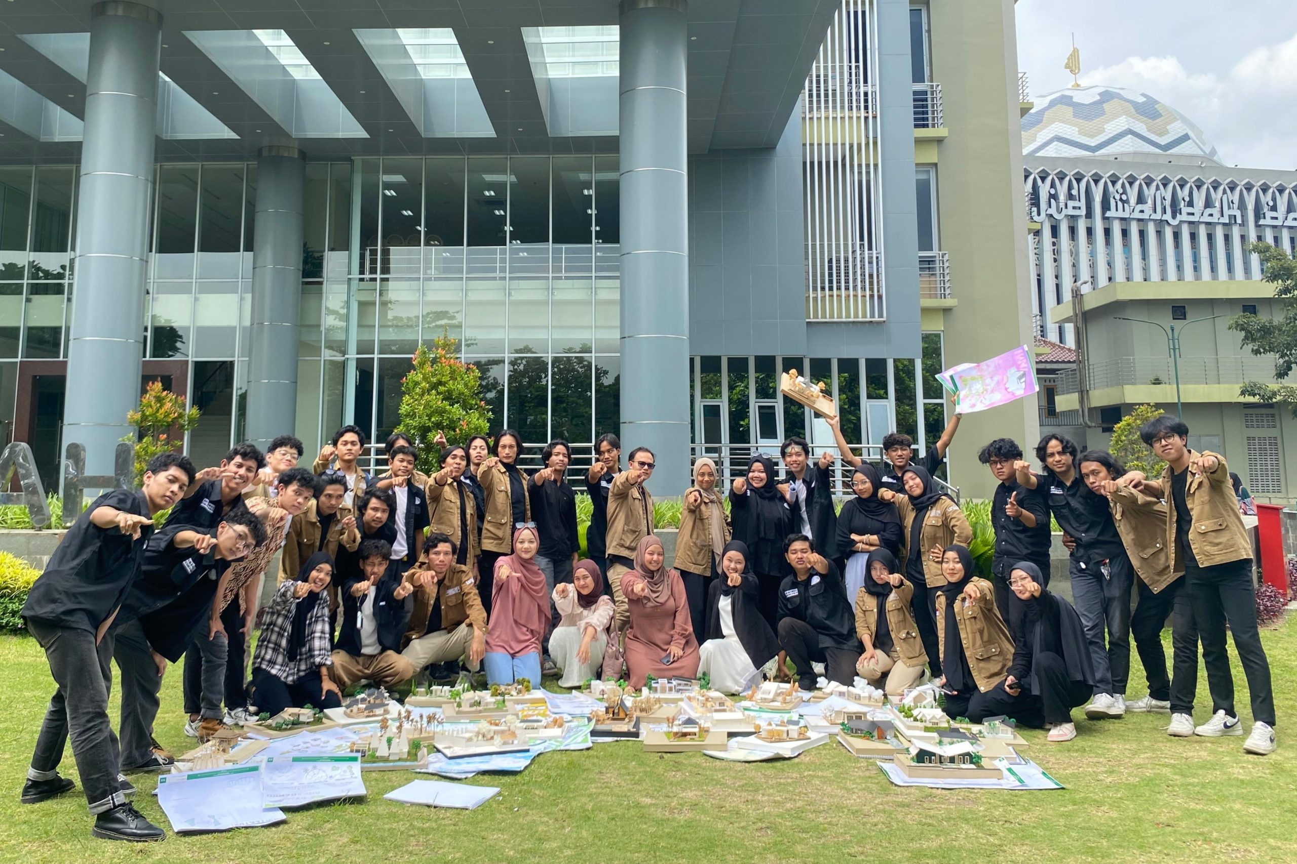 foto bersama mahasiswa/i super 3 setelah presentasi ujian akhir semester studio perancangan arsitektur